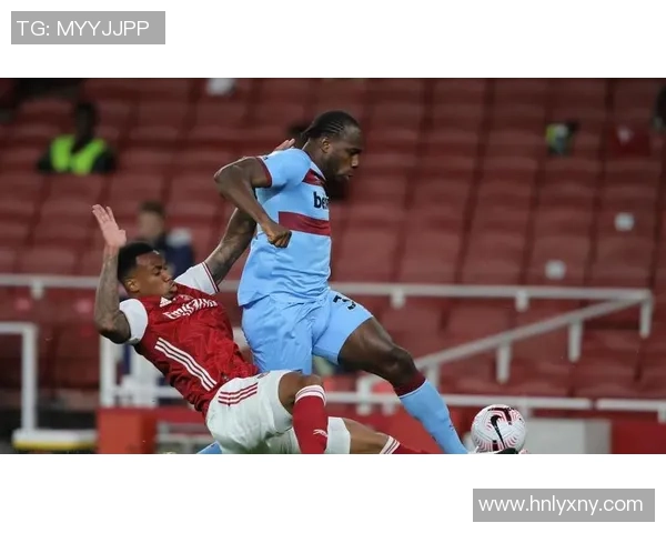 足球球星挑战路人巧妙破门 展现惊人球技与街头对抗魅力